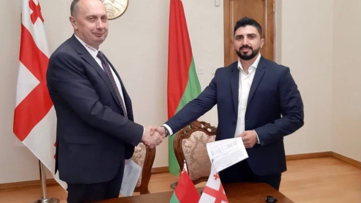 Генеральный директор ОАО «МТЗ» Виталий Вовк на встрече с первым заместителем министра охраны окружающей среды и сельского хозяйства Грузии Георгием Ханишвили. Фото: пресс-служба ОАО «МТЗ»