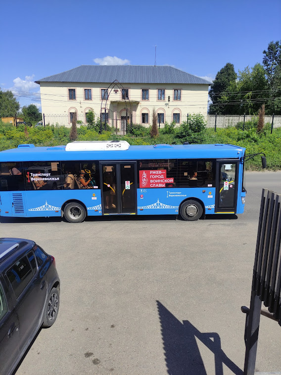 современный автобус в Ржеве. Вид из весьма неплохого заведения питания "Огород"