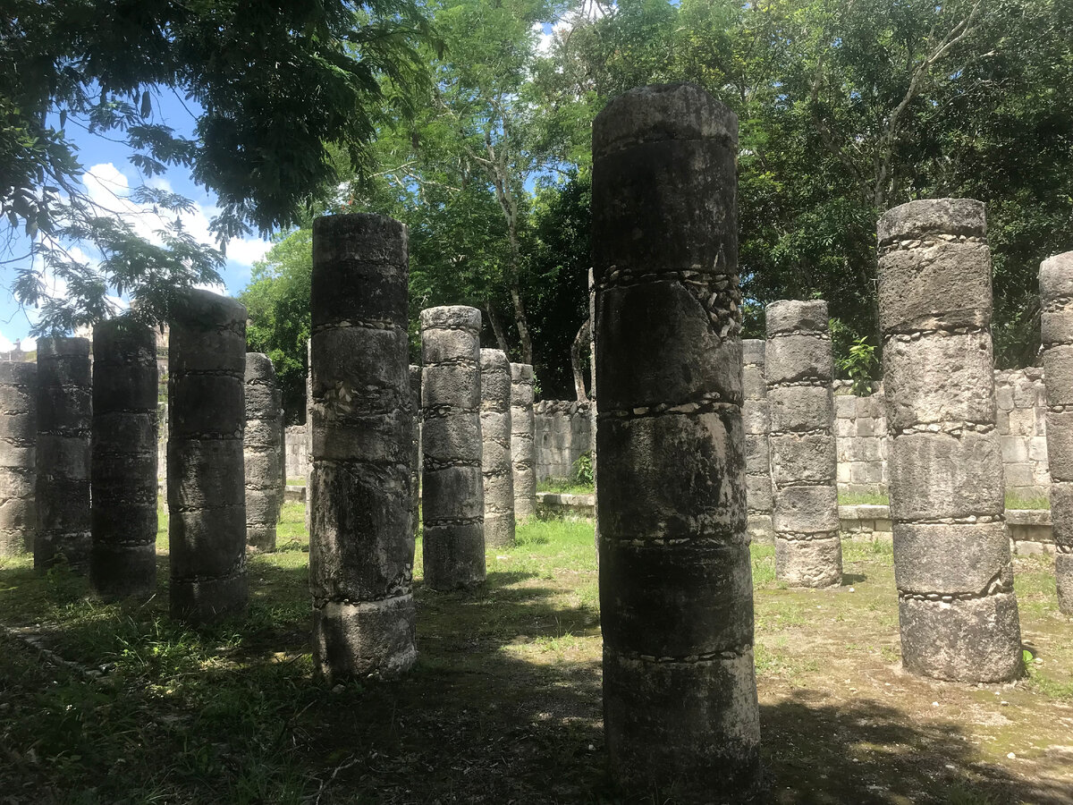 Древний базар в Чичен-Ице. Когда-то столбы венчала тяжелая тростниковая крыша, укрывающая торговцев от палящего зноя.