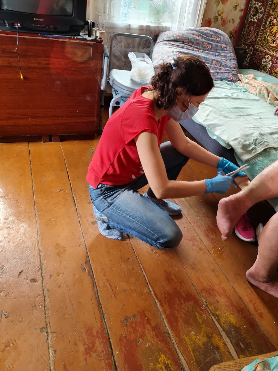 Врач делает перевязку. Фото автора