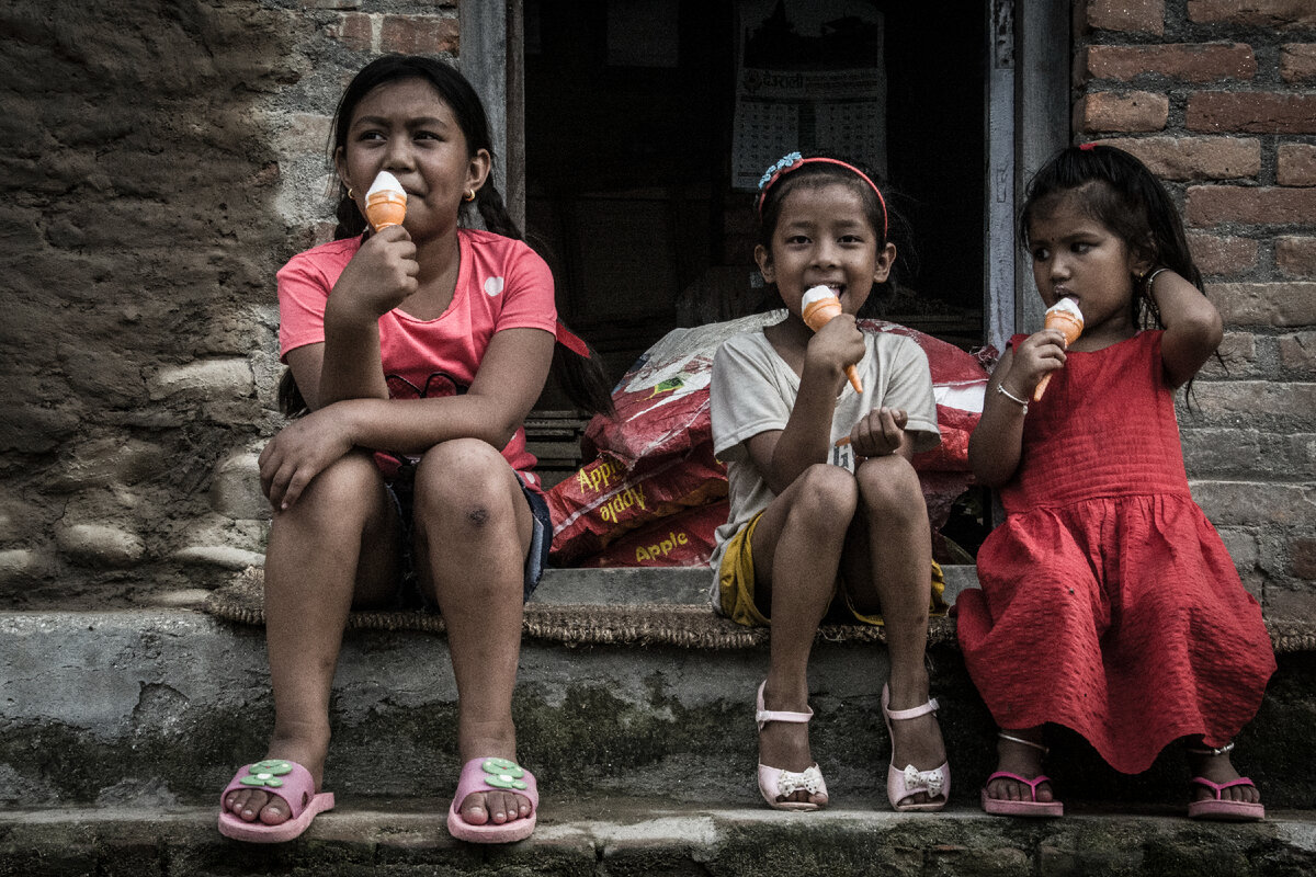 Матани Шакья и её сёстры на крыльце своего дома, Бангамати, Непал. Фото моё