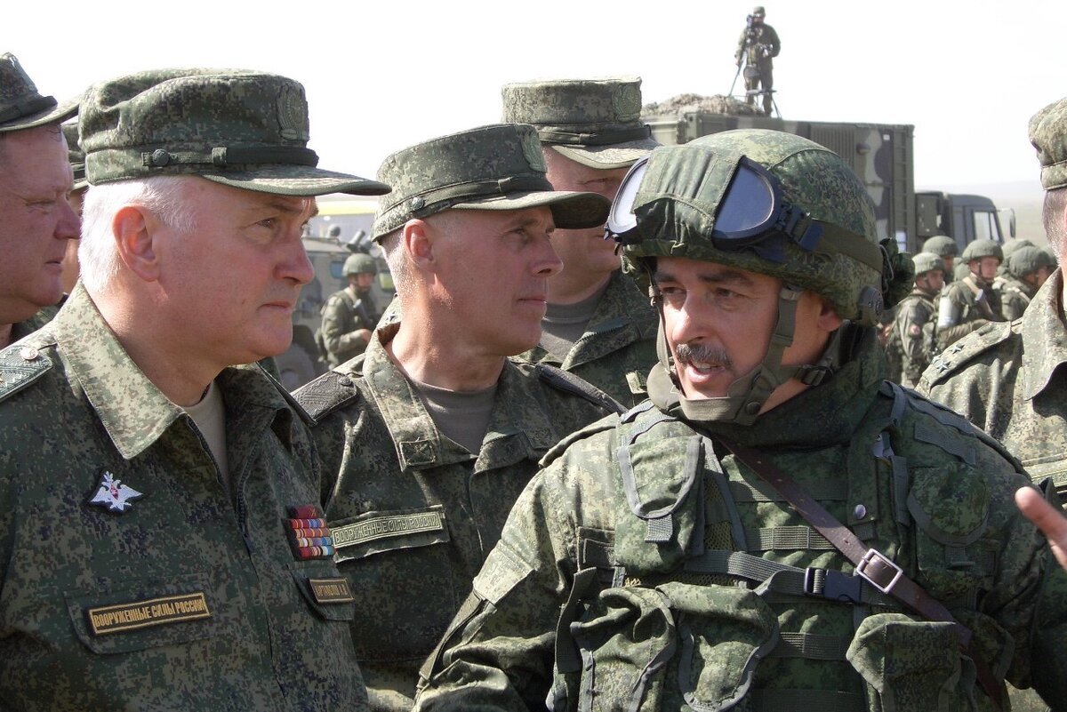 генерал-полковник Андрей Картаполов (слева) в ходе инспекции войск