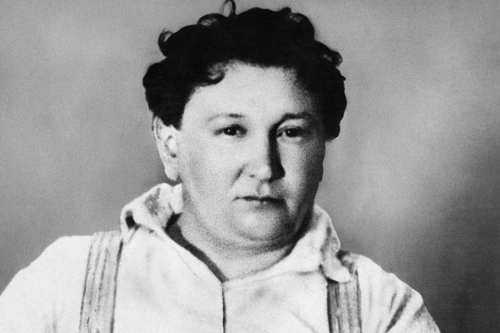 Хорошо воспитанный человек может читать все.