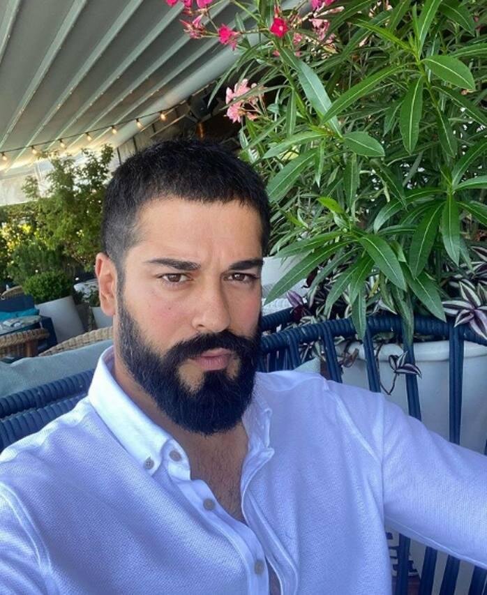 Бурак Озчивит по прошествии десяти лет выглядит все также молодо. Фото: Instagram.com/burakozcivit