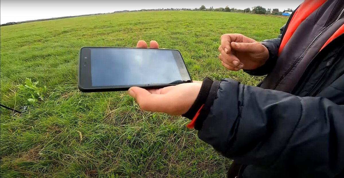 Показывал свои фото находок.