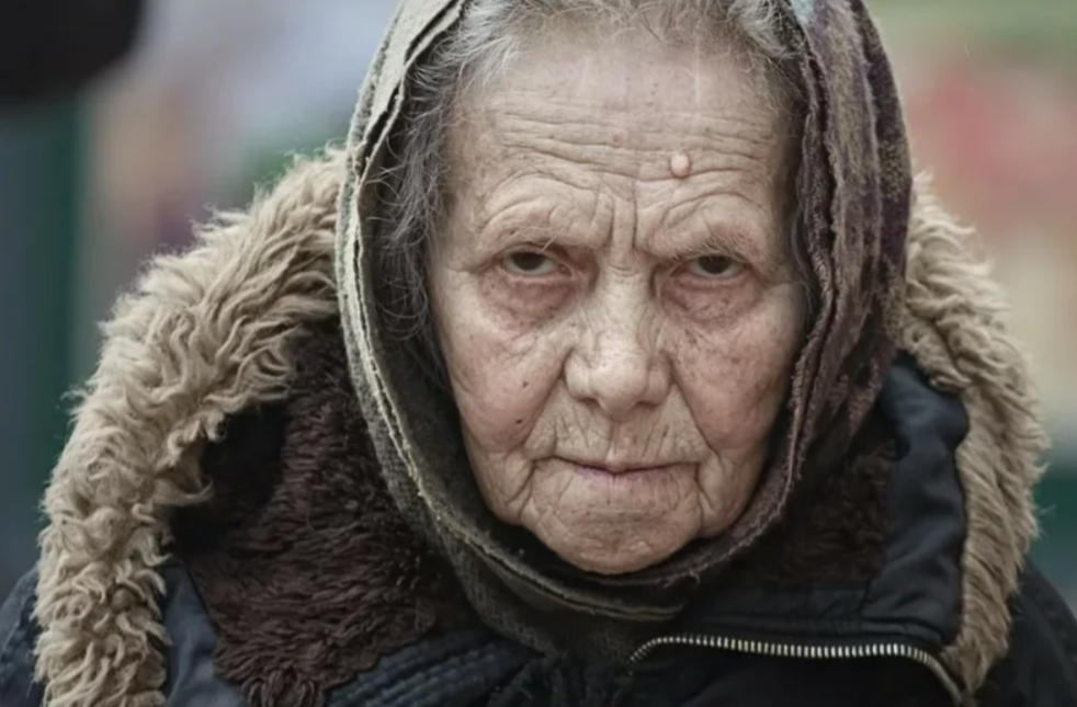 Бабка в 91 год. Бабушка 91 год. 100 летняя бабка. Уставшая пожилая женщина. Женщина бабка видео.