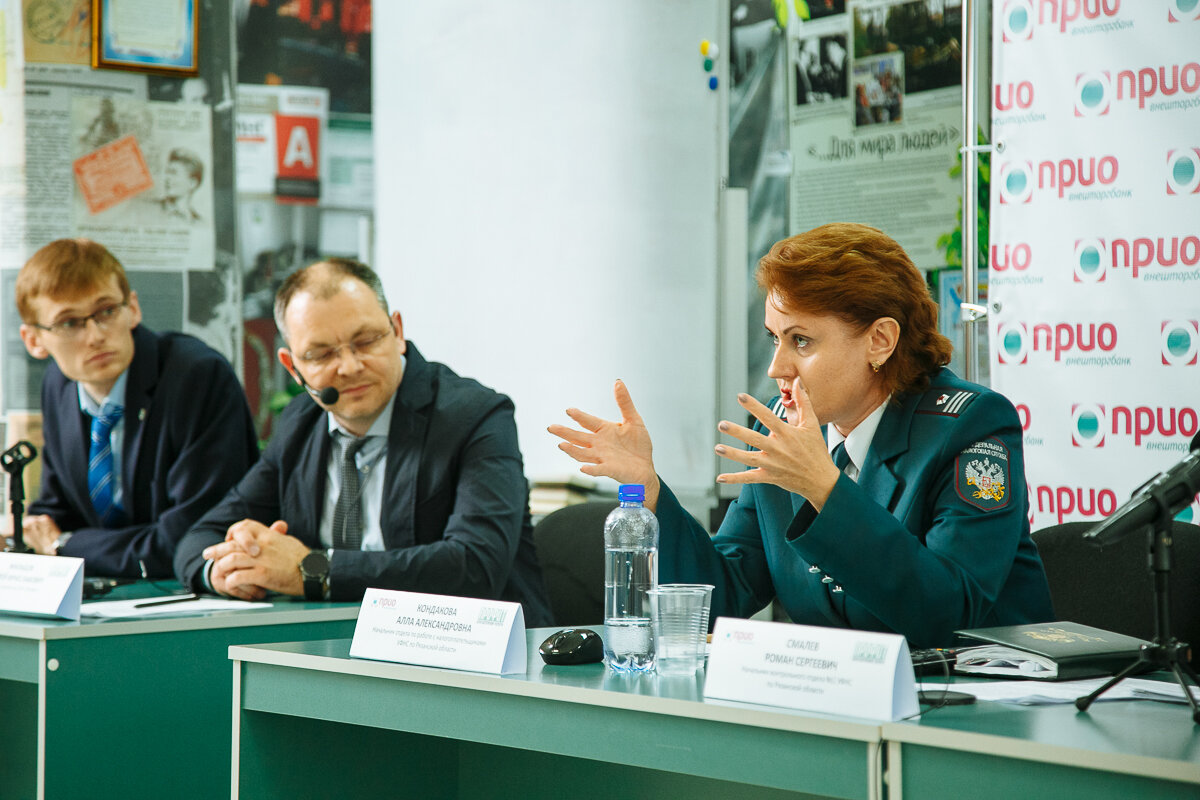 Случай в налоговой. Представители налоговой службы. Налоговая разъясняет. Налоговый инспектор разъясняет. ФНС разъясняет.