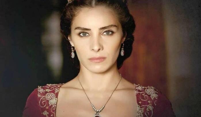 Нур Феттахоглу в роли Махидевран султан. Фото: кадр из сериала "Великолепный век"