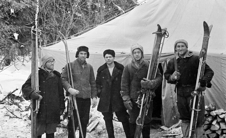 группа поисковиков в лагере на Ауспии. Начало марта 1959 г. Это - самые обычные люди со своими недостатками и тараканами. Из открытых источников