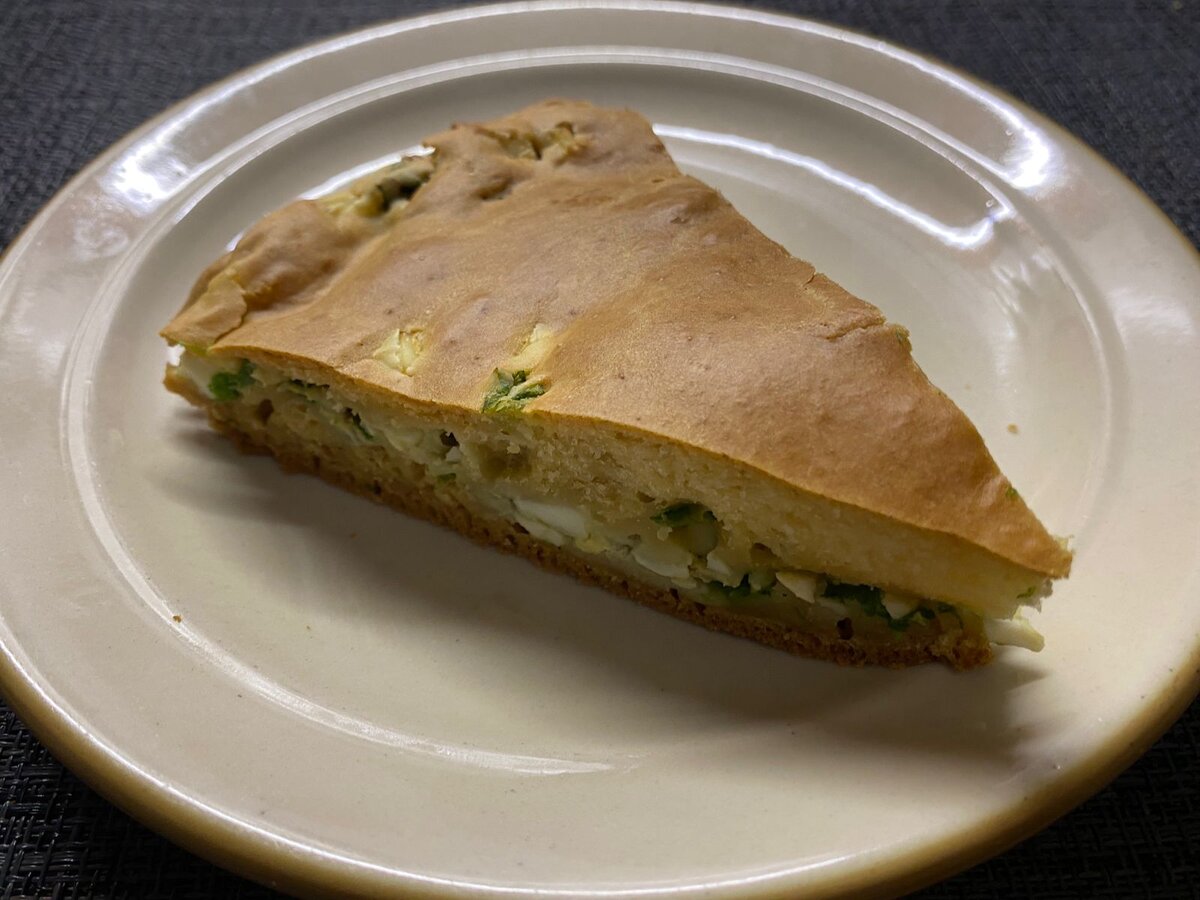 Заливной пирог с луком и яйцами