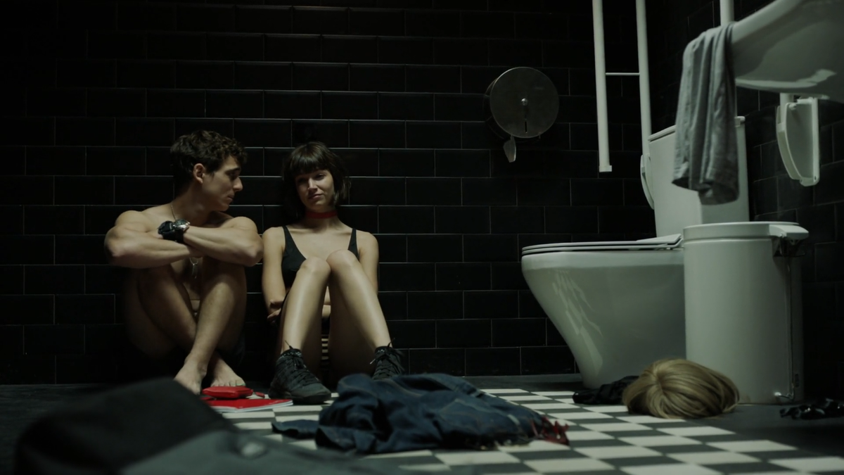 Кадр из сериала "Бумажный дом" (1 сезон). 