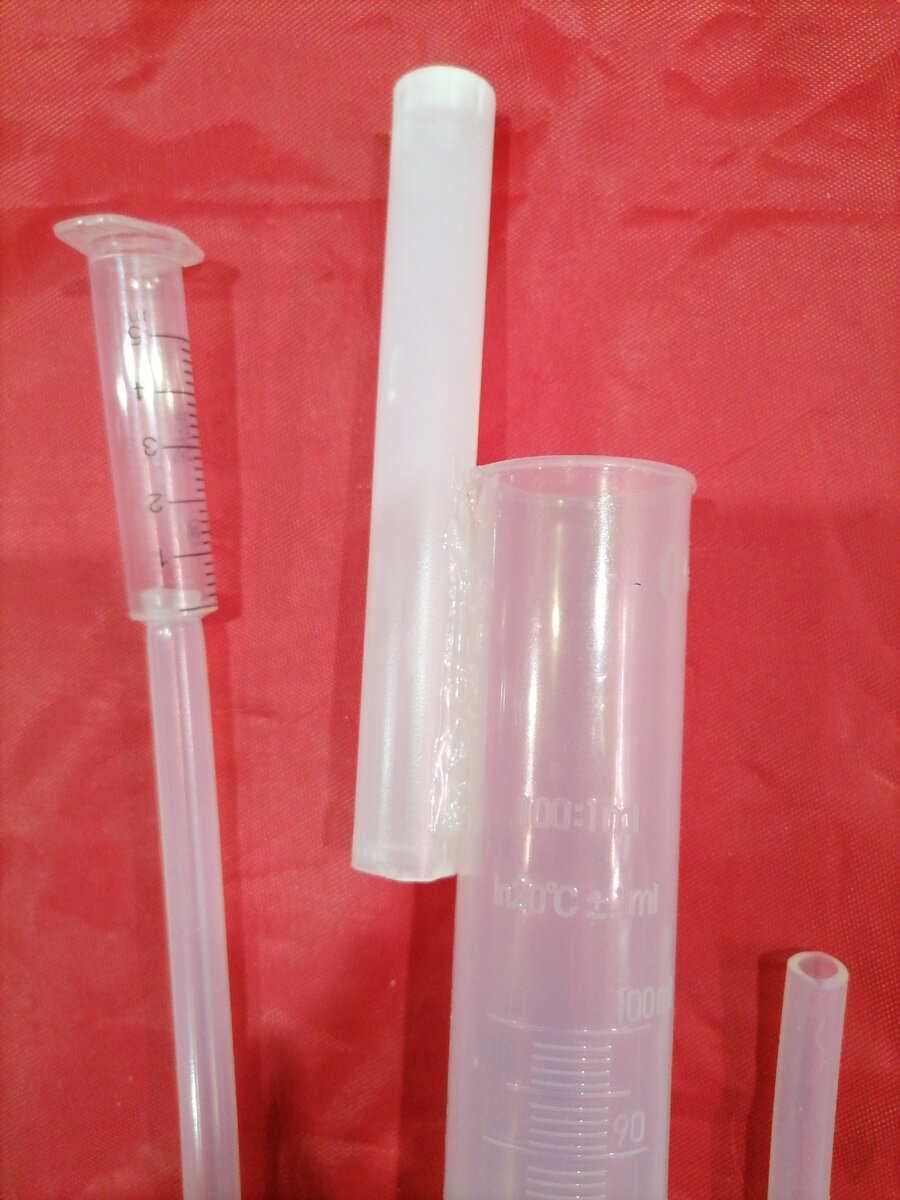 Клей можно использовать исходя из своих предпочтений, можно и скотчем примотать.