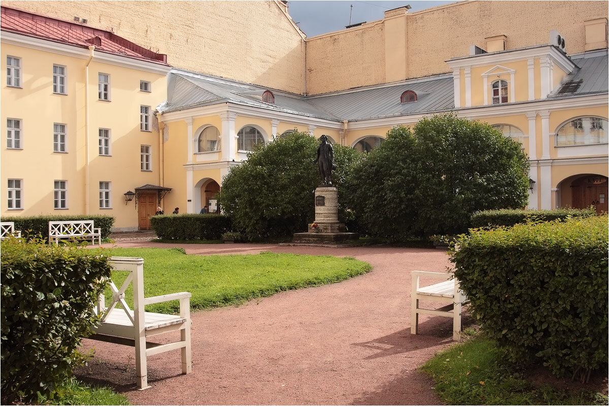 Внутренний дворик музея летом