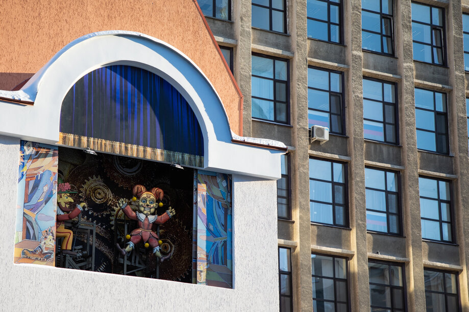 Куклы на фасаде театра будут оживать в 10.00, 12.00 и 18.00. 
Фото: Анна Майорова/Octagon.Media