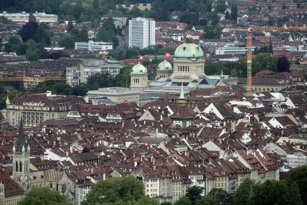 Особых «столичных» привилегий или «административных ресурсов» Берн не имеет. Вид на старый город, Федеральный дворец и современные районы на юго-западе