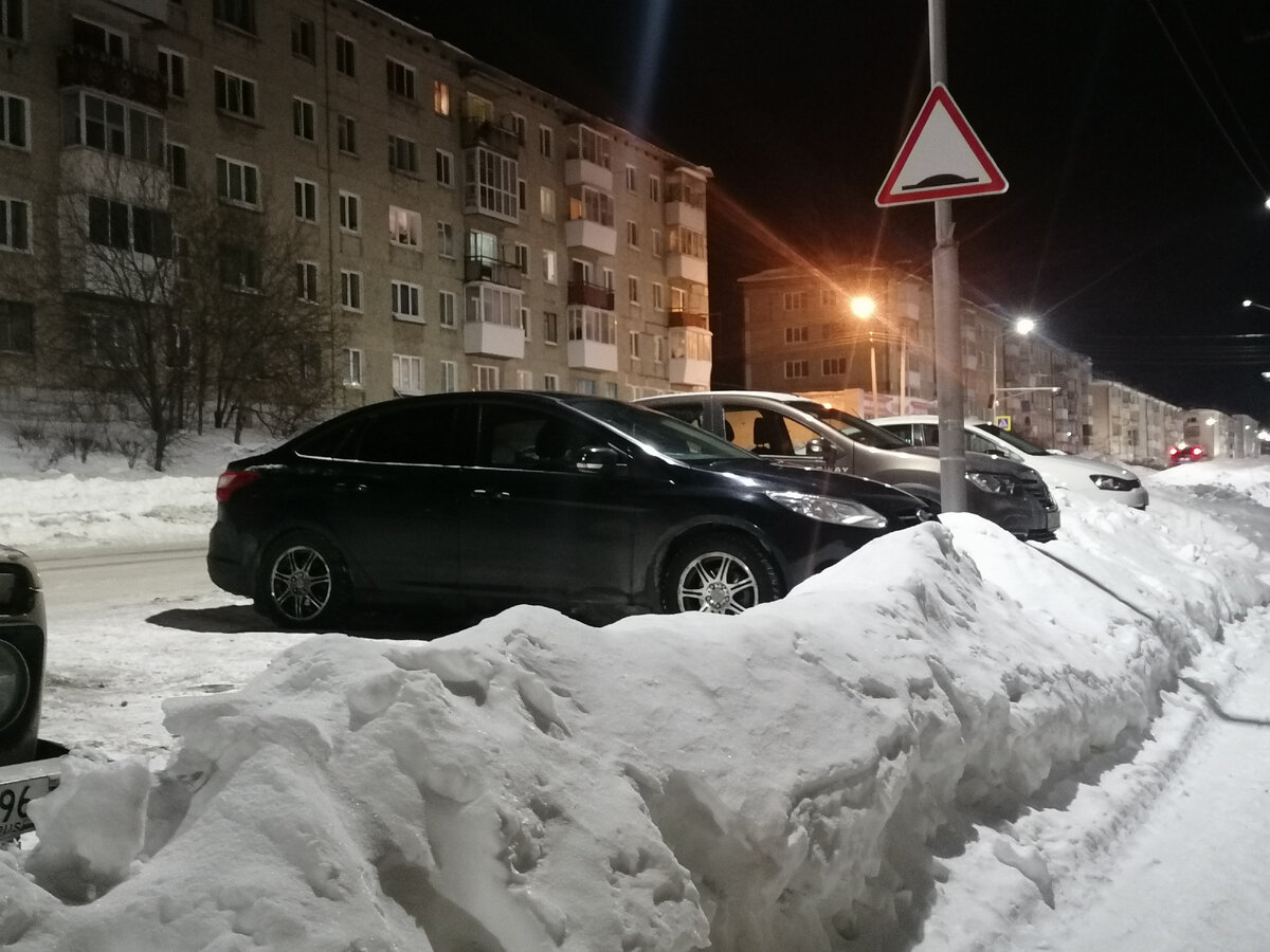 Когда во дворах не остаётся места, то машины на ночь оставляют на парковке ближайшего магазина.
