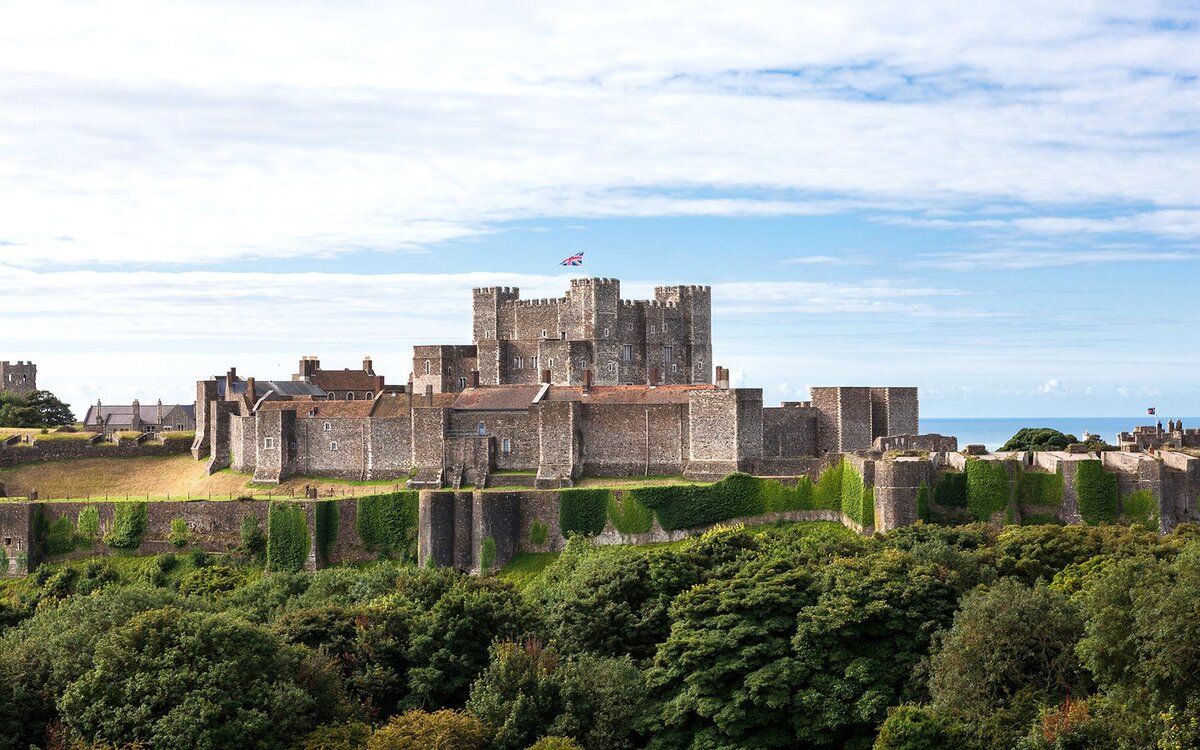 Castles 1 2. Дуврский замок Англия. Дуврский замок Дувр. Замок Довер, Кент. Довер город в Англии.