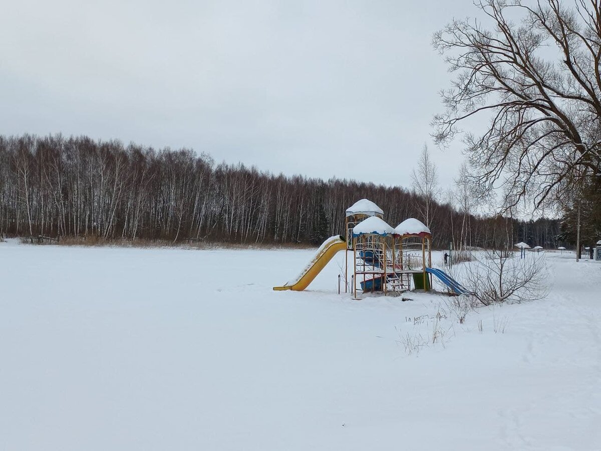 А сейчас лишь одинокий безумный лыжник, матерясь, кувыркается в снегу. )))