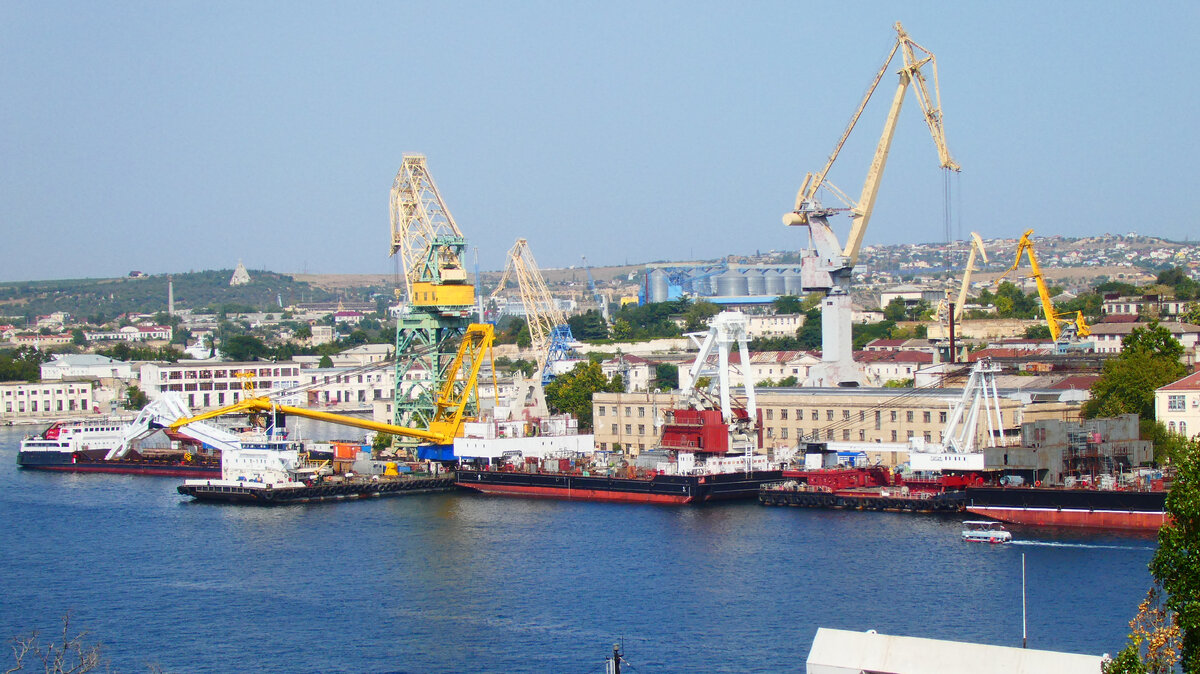 Теплоход-площадка РМ-3 со стрелой на палубе, плавучий кран Барбарос-lll, строящийся ПК-400 "Севастополь", плавучий кран Гурзуф.