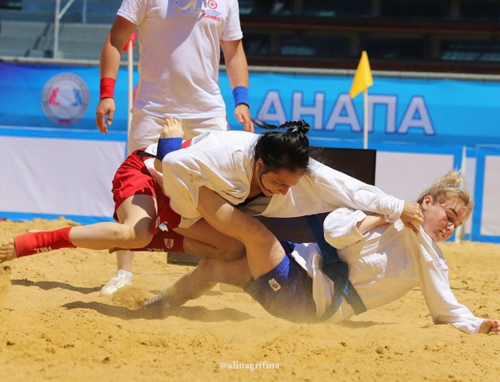 Пляжное самбо форма. Пляжное самбо судья. Самбисты в анапе. Чемпионат по пляжному самбо анапа. Пляжное самбо чемпионат.