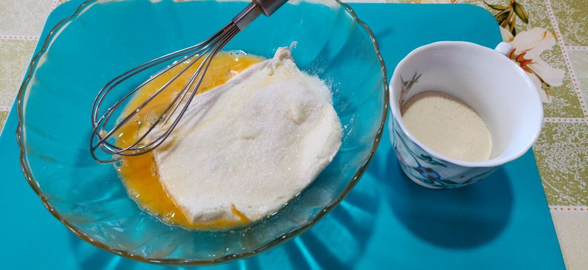 Творог, яйцо, соль, сахар, манная крупа.