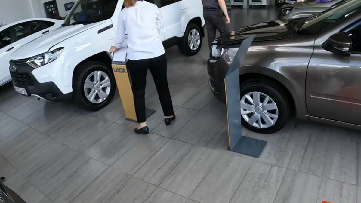 Менеджеры стали убирать стойки с прайсами