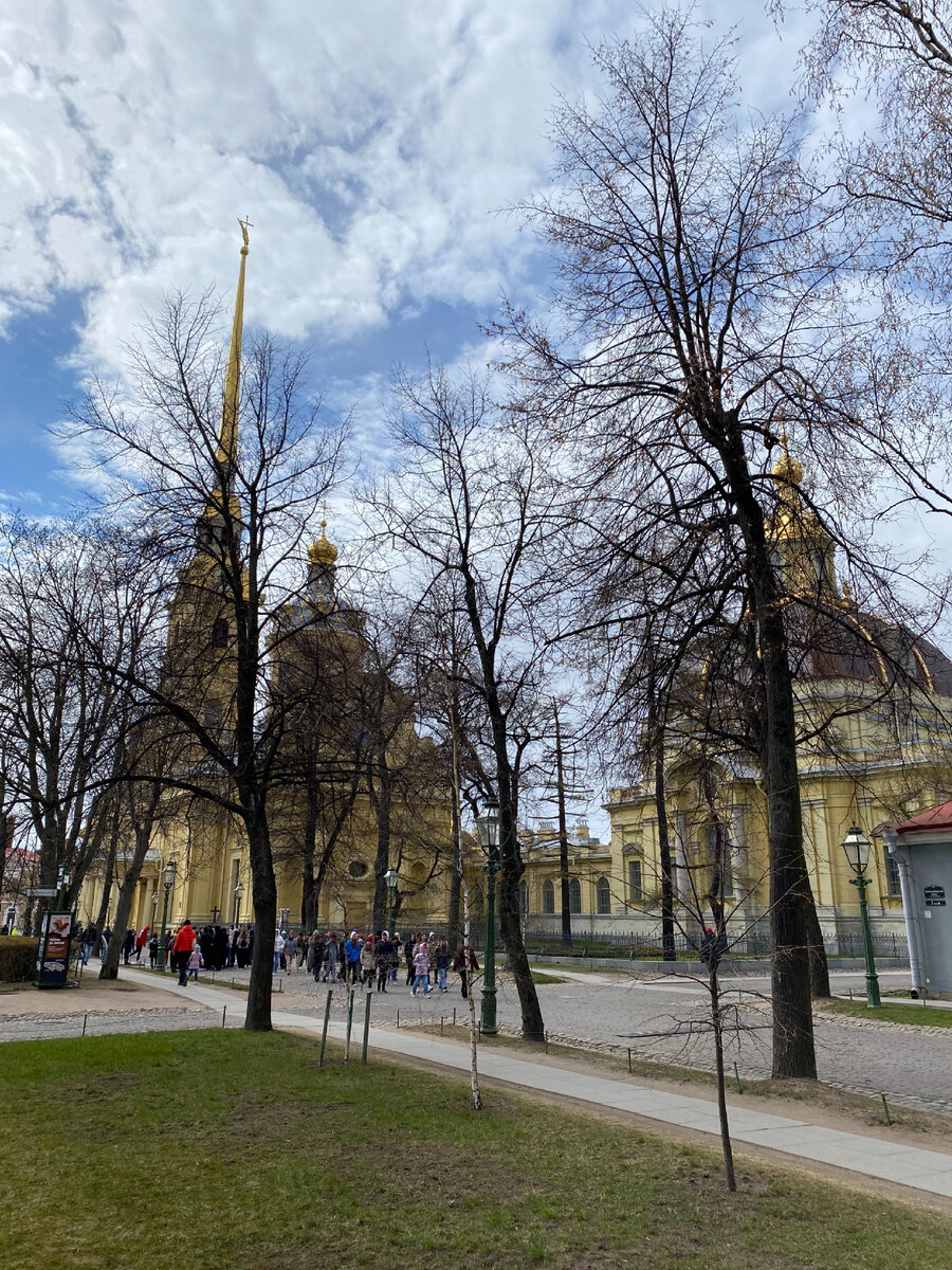 Фото автора. В Петропавловской крепости легко можно провести весь день, если посещать музеи и погружаться в историю. А можно просто искать зайцев )))