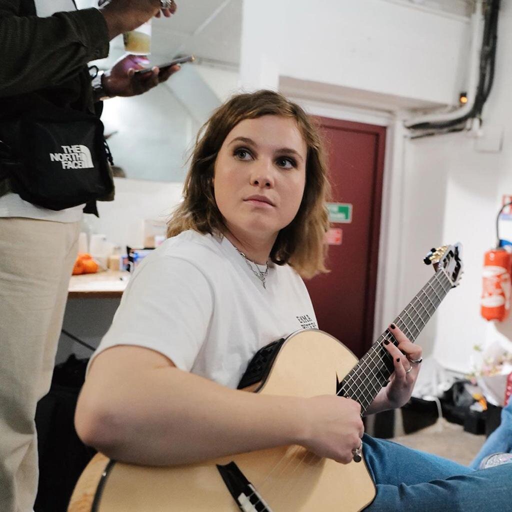 Страница Emma Peters в социальных сетях