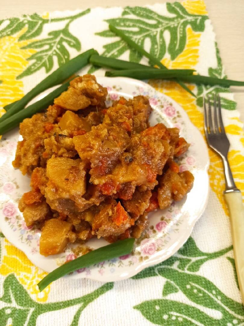 Азу из свинины в мультиварке (с картошкой и солеными огурцами)