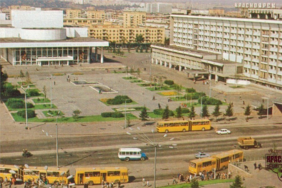 Красноярск советское время. Театр оперы и балета Красноярск 80е. Красноярск Театральная площадь СССР. Площадь 350 летия Красноярска. Предмостная площадь Красноярск театр.