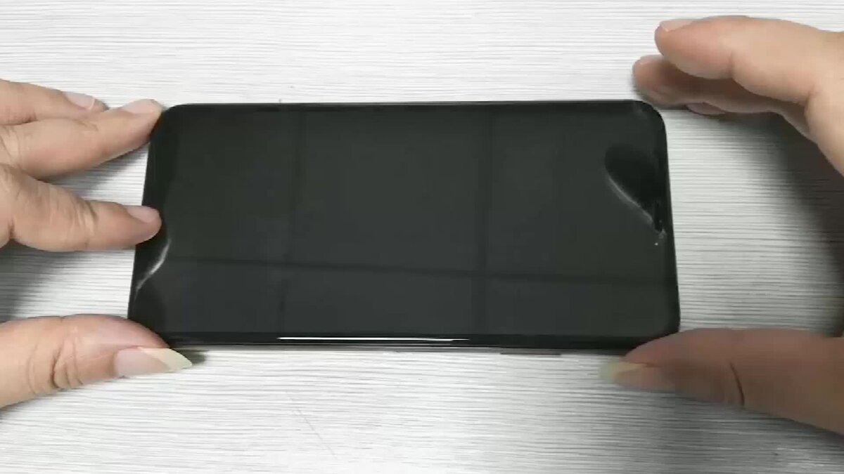 Смартфон с защитным стеклом