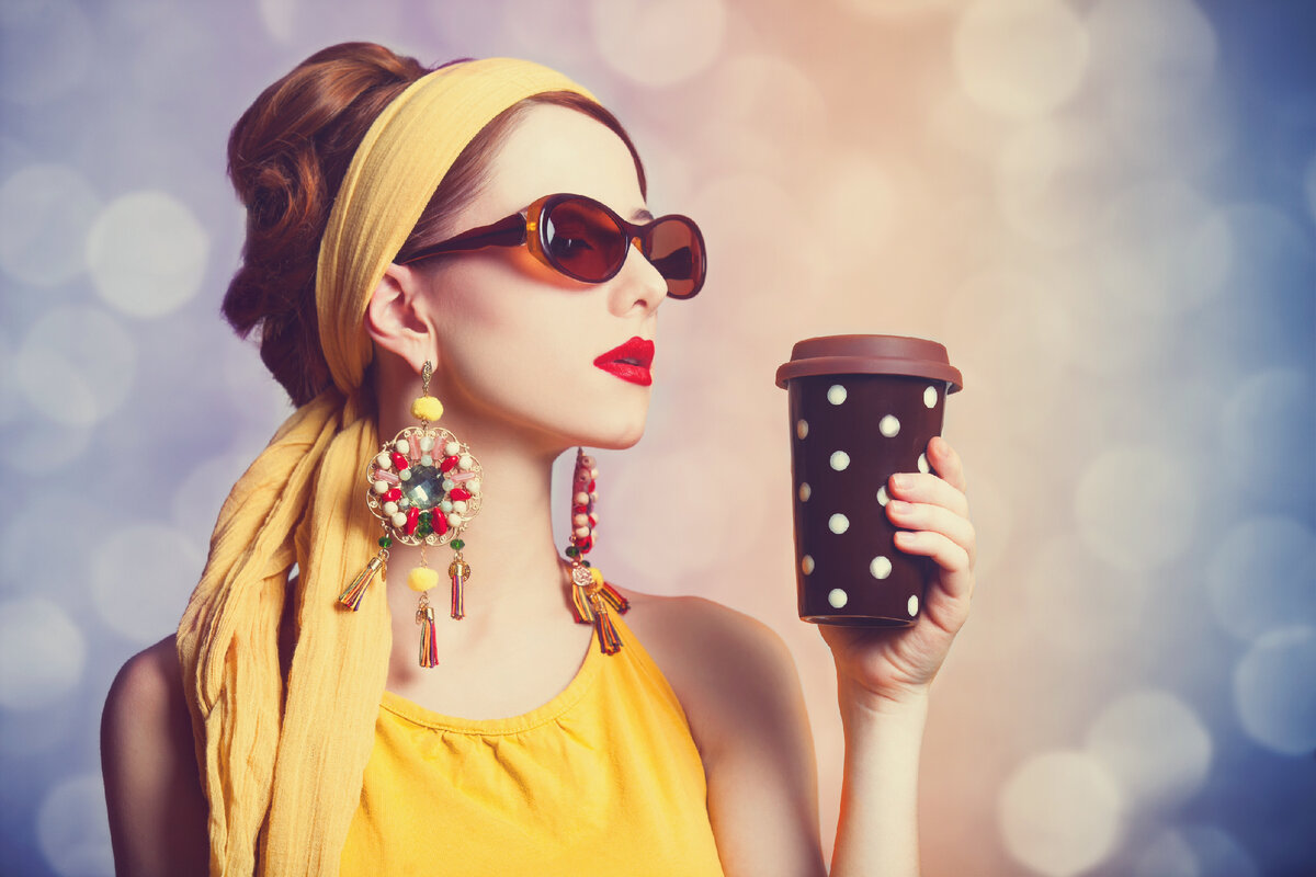 Красивые серьги, красная помада и кофе - тоже вариант удовольствия))