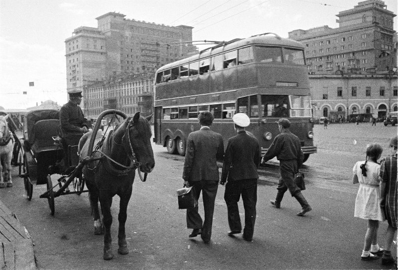 Уличное движение. Аркадий Шайхет, 1937 год, г. Москва, пл. Революции, МАММ/МДФ. 
