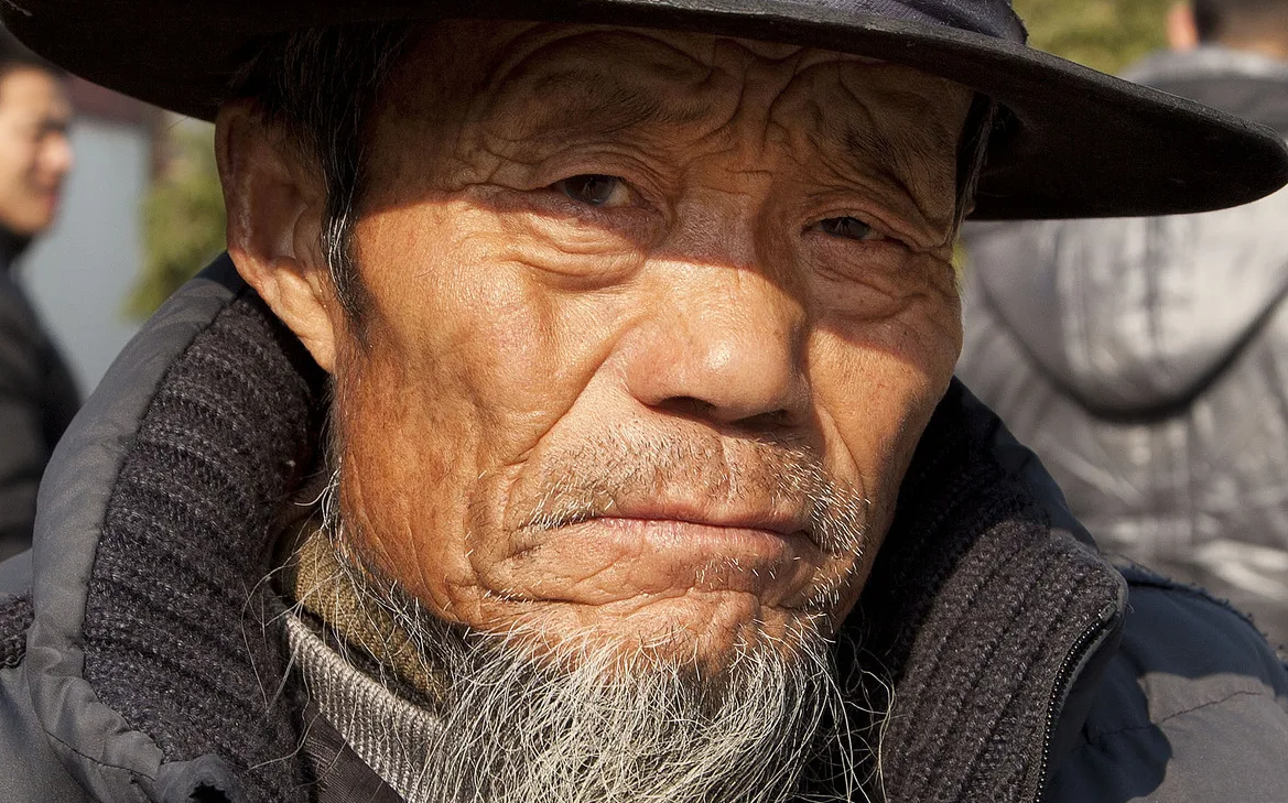 Пожилые азиаты. Китайский дедушка. Старый китаец. Старик китаец. Лицо старого китайца.