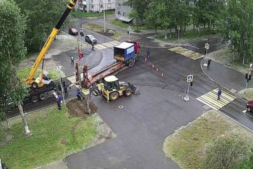     В Полярных Зорях спустя почти два месяца восстанавливают опоры освещения, которые 3 июня снес мусоровоз. Фото: администрация Полярных Зорь