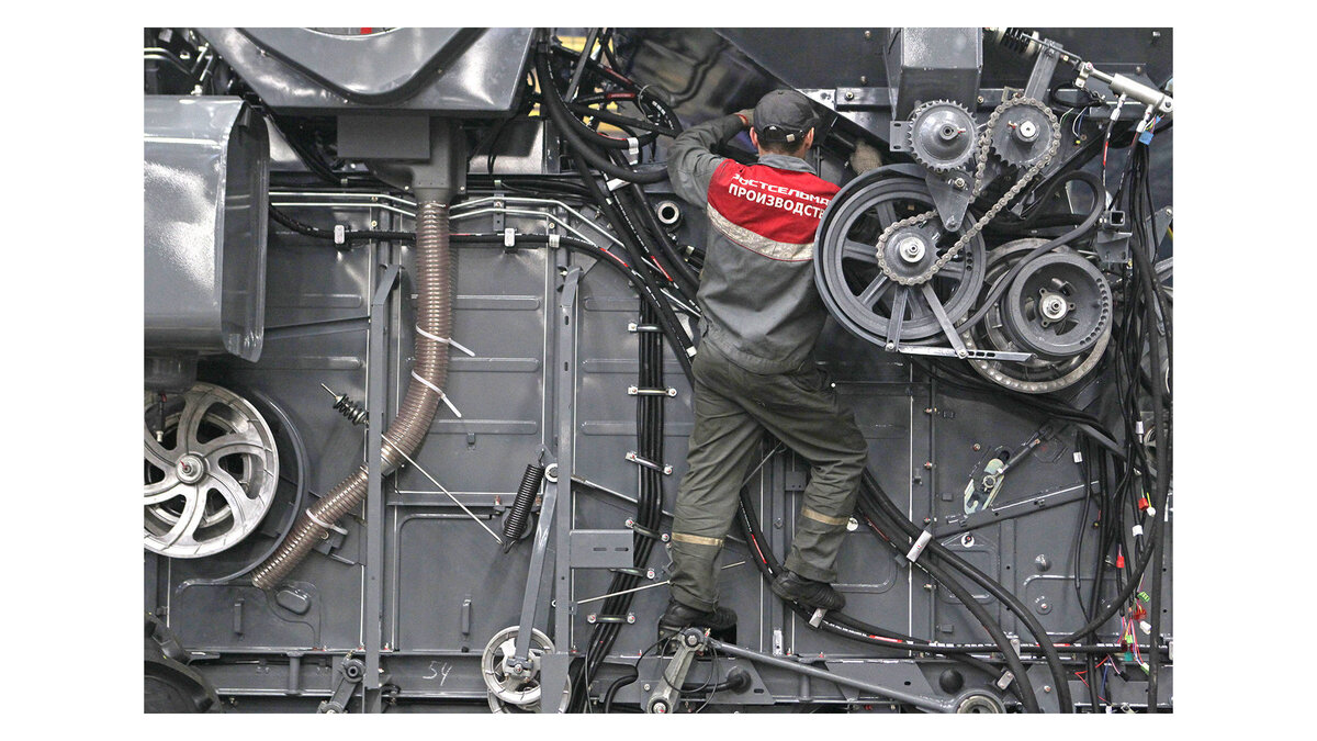    Рабочий завода на конвейере по сборке комбайнов© РИА Новости . Михаил Мокрушин