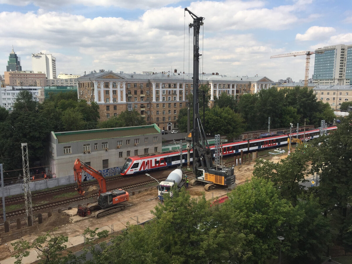 Надо из Апрелевки в Железнодородный? Работы по🚊 реконструкции МЦД-1 и  будущего МЦД-4 между станциями «Белорусская» и «Савеловская» идут. |  Развитие Метрополитена в Москве | Дзен