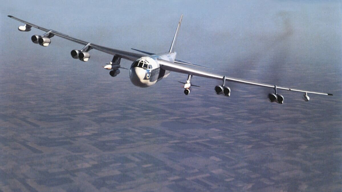    Американский стратегический бомбардировщик B-52 с крылатыми ракетами AGM-28 “Hound Dog” на борту© Фото : Tinker Air Force Base History Office