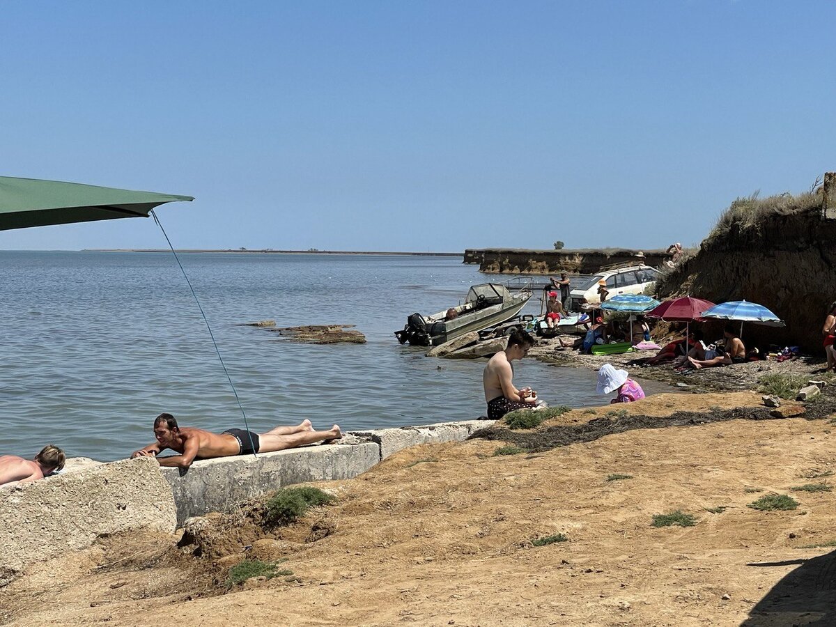 В том месте, где зонтики, на самом деле опасно. Глиняный берег может обвалиться в любой момент