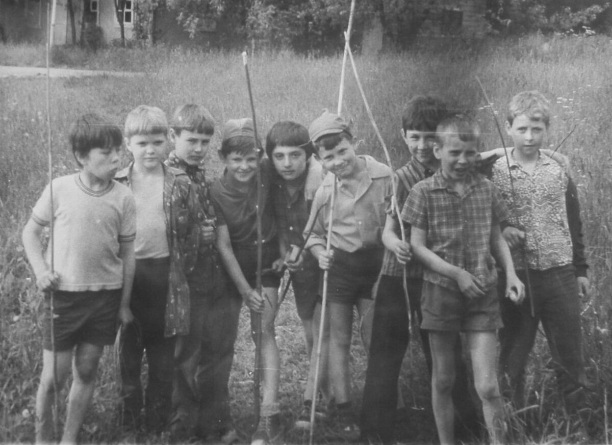 Советский мальчишка из любой палки мог сделать лук, шпагу или удочку.