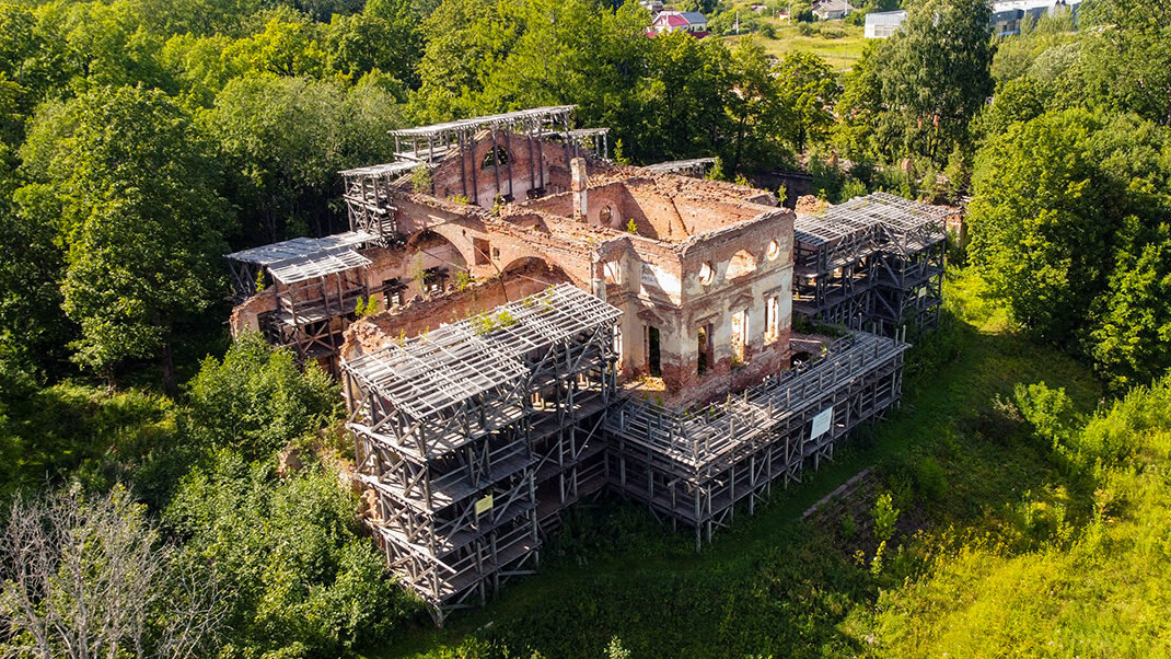 Резиденция расположена на территории одноимённого посёлка