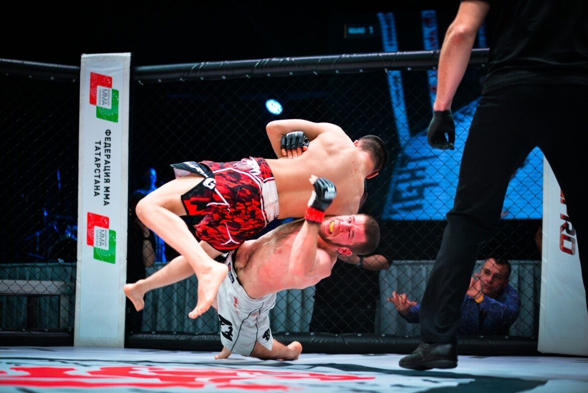 «Без ударной техники в ММА ничего не возможно. Я с детства занимался карате, мой папа дзюдоист, потом занимался национальной борьбой»Фото: vklist.ru