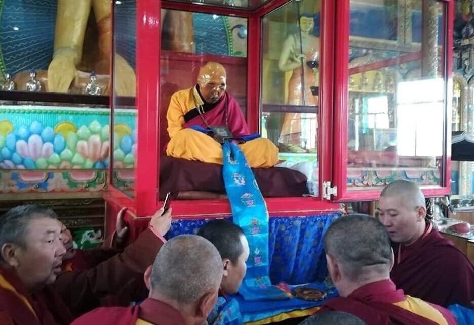 Итигэлов.
Источник фото: https://buddizmreligiya.ru/images/wp-content/uploads/2020/05/monah-kotoryj-poprosil-razbudit-ego-cherez-75-let3.jpg