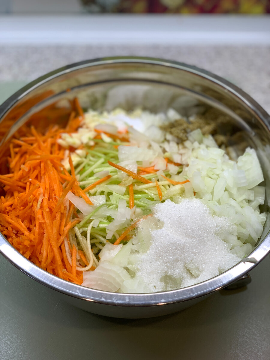 Все овощи и специи готовы для перемешивания