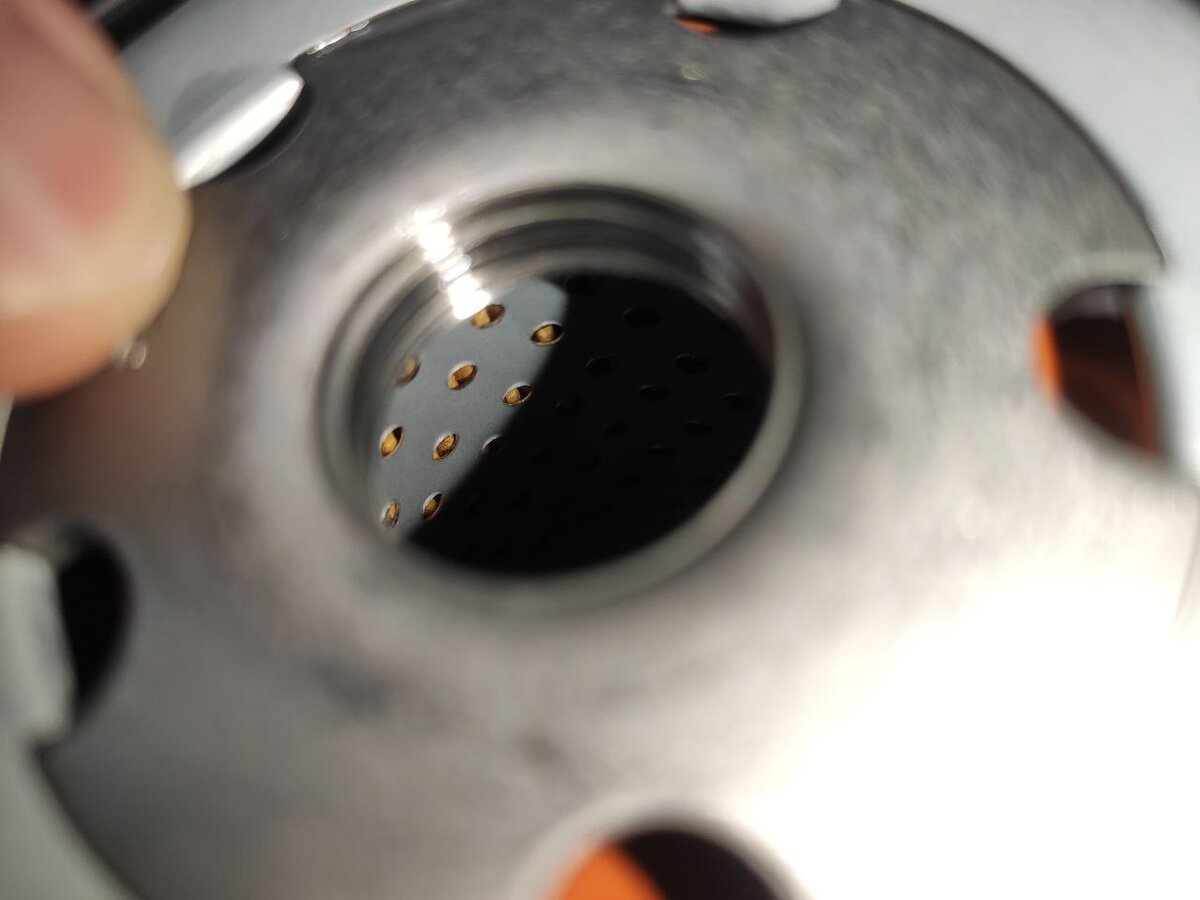 другой китайский фильтр, в меньшие по диаметру отверстия просматривается два слоя фильтрующего элемента. 