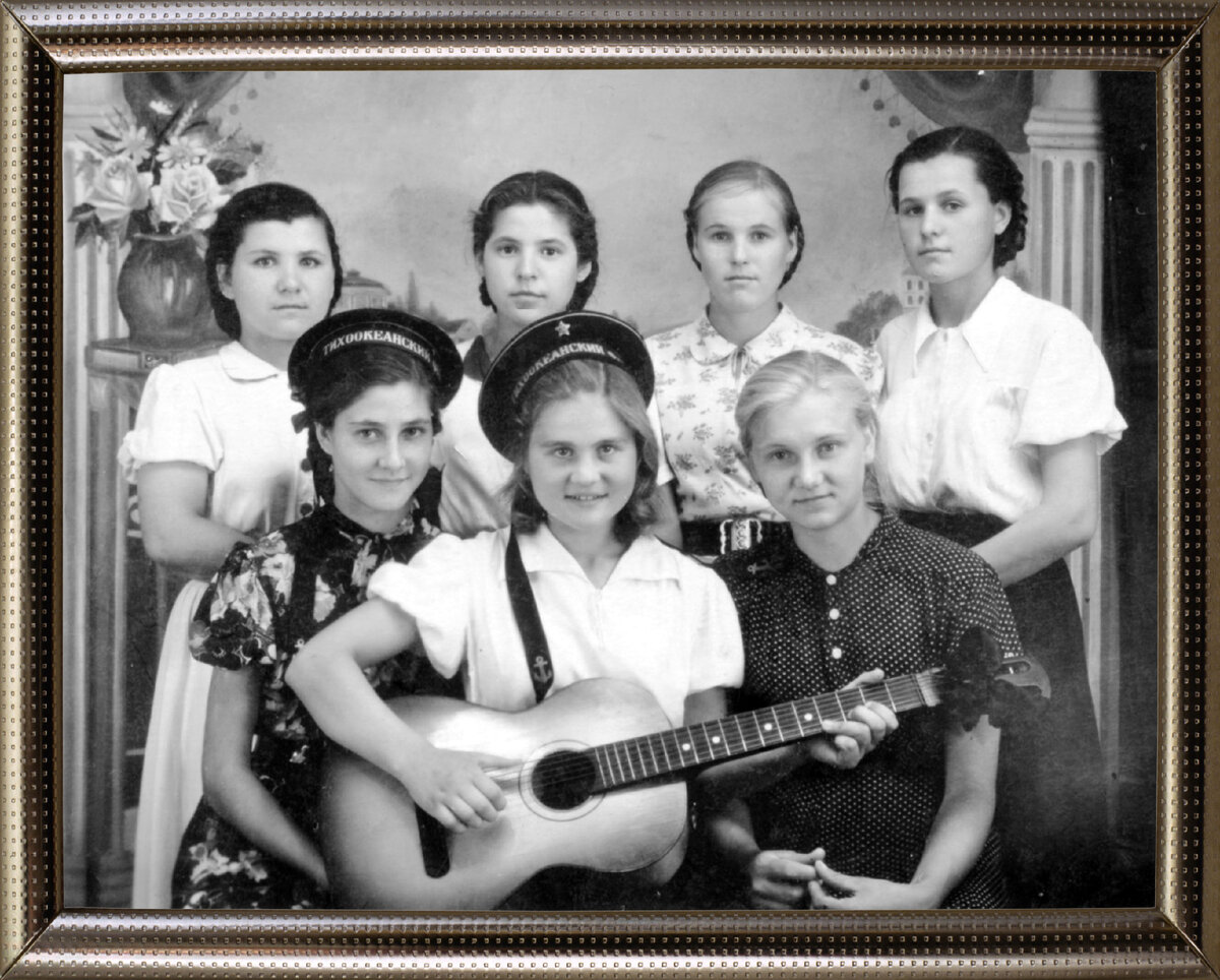 Ретрофотография. Подруги из разных детских домов, встретившиеся на строительстве нового города Салавата. Примерно 1956 год.