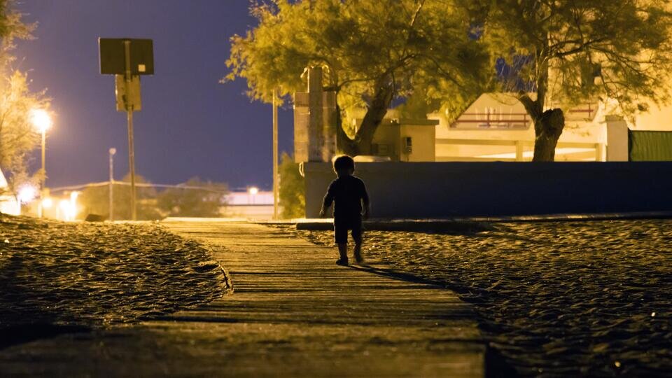 Одинокий парень ночью. Девушка плачет анимация. Уходящая в даль. Крыша без людей вечером. Девушка ночью в городе.