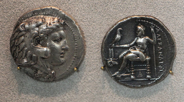 Тетрадрахма из Мемфиса. 332- 323 до н.э.   Изображение Зевса на реверсе. Музей Берлина. Sailko / CC BY (https://creativecommons.org/licenses/by/3.0)