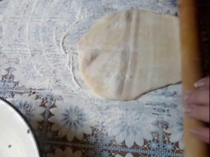 часть теста раскатываем в тонкий лист