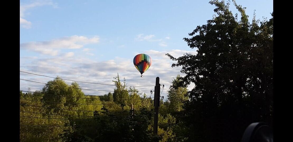 вчера над дачей летали воздушные шары....